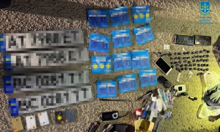 Збували канабіс та PVP, а для конспірації змінювали номери на авто – двох львів’ян взяли під варту