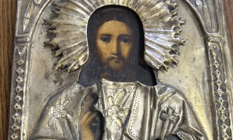 Львівські митники передали Тернопільському музею 100-літню ікону “Христос Вседержитель”, вилучену в громадянина Канади