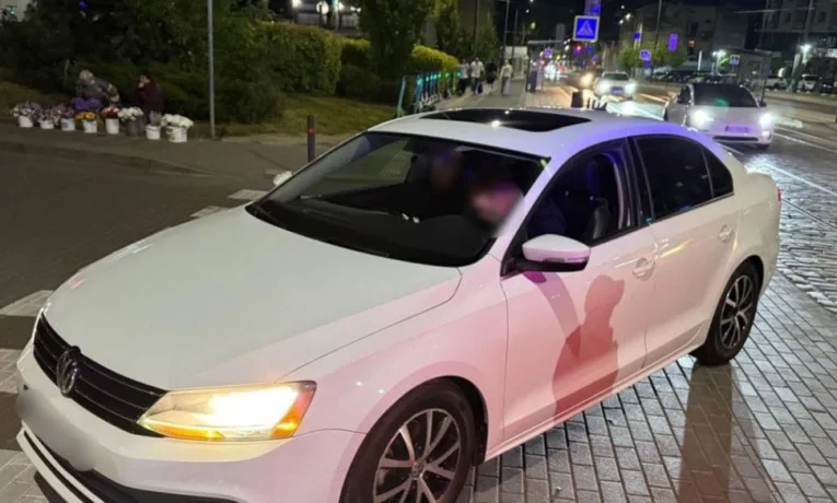 У Львові склали протокол на жінку, яка дозволила своєму неповнолітньому синові керувати авто