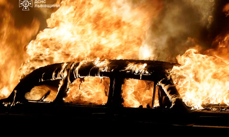 Російський обстріл Львова: шестеро поранених, пожежі на промислових об’єктах (фото)