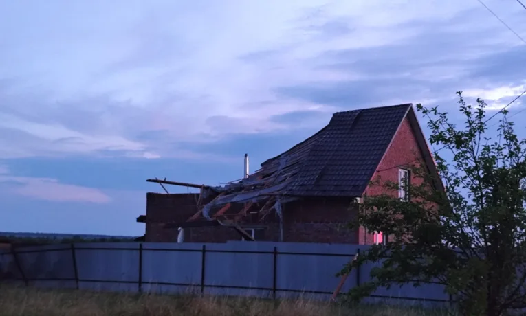 Унаслідок негоди у громаді на Львівщині пошкоджені дахи будинків, люди без світла (фото)