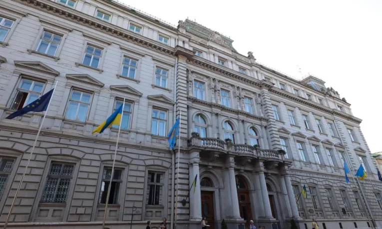 У Львівській ОВА прокоментували виїзд чоловіків за листами з підписом російського імператора