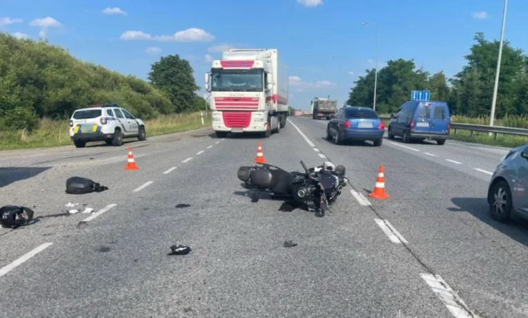 Двоє людей травмувалися внаслідок зіткнення автомобіля та мотоцикла у селі Зубра