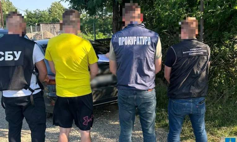 На Львівщині митник сприяв незаконному ввезенню товару на понад 2 млн грн