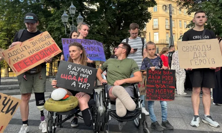 Треті роковини теракту в Оленівці: у Львові пройшла акція-нагадування про полонених та закатованих у неволі