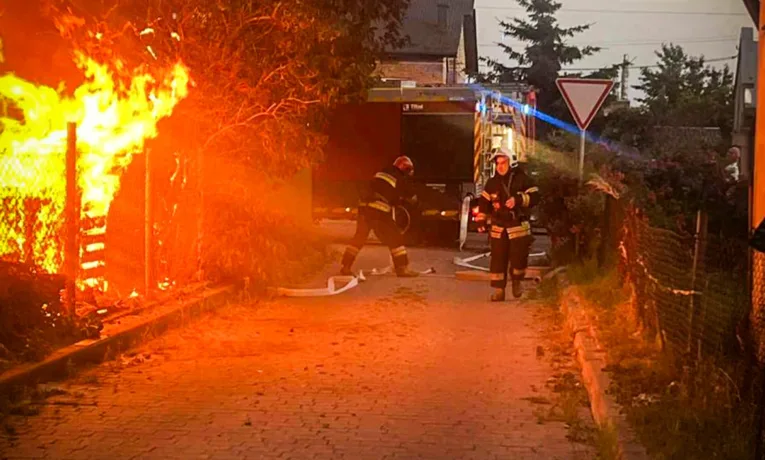 У Львові горів дерев’яний будинок: постраждала жінка