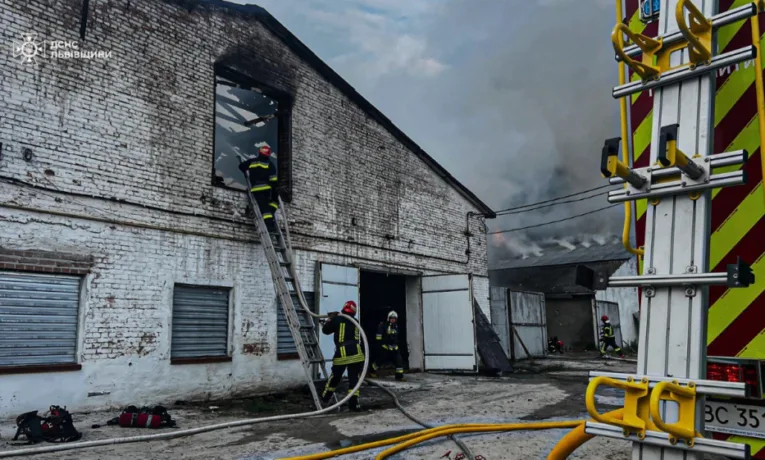 У селі поблизу Львова спалахнула пожежа на птахофермі