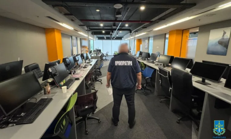 На Львівщині правоохоронці ліквідували мережу шахрайських кол-центрів