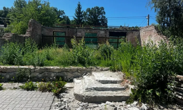 Садовий і Порошенко “побили горшки” через занедбану територію музею Шухевича: “в руїнах і поростає травою, поки з людей збирають гроші на відновлення”