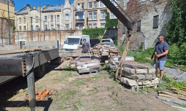 Всі надгробні плити з тюрми на Лонцького у Львові перенесли на єврейське кладовище