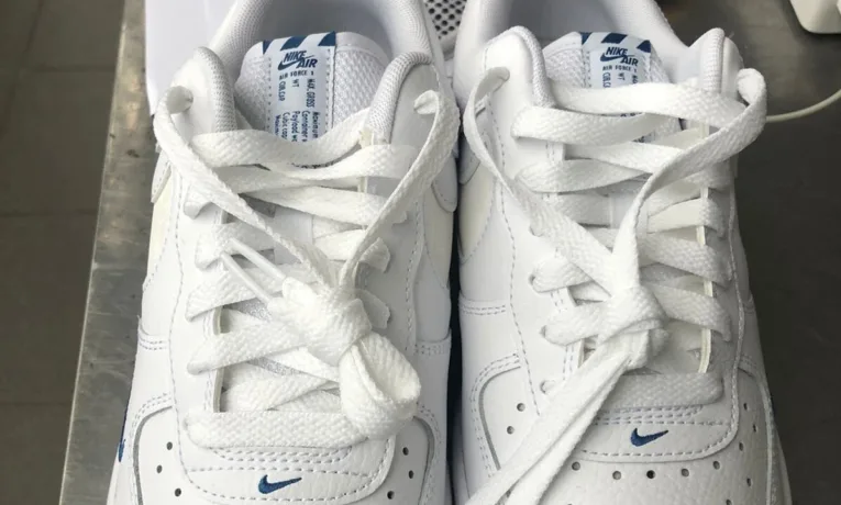 На Львівщині митники зупинили мільйонну контрабанду взуття відомого бренду