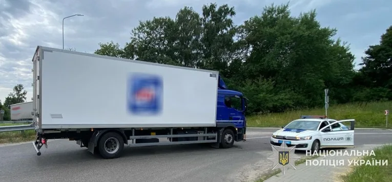 На Львівщині внаслідок наїзду вантажівки постраждала пенсіонерка