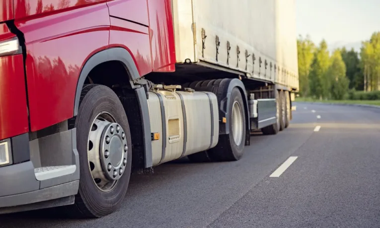 На Львівщині ввели тепловий режим: рух вантажівок обмежено