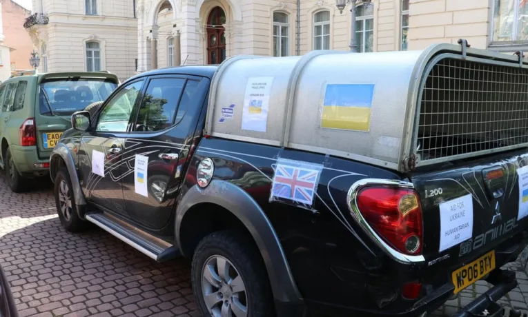 Британські волонтери привезли до Львова 25 позашляховиків та два мотобайки для ЗСУ