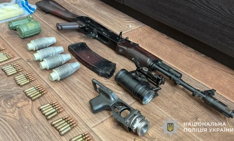У Львові затримали наркоторговця з арсеналом зброї
