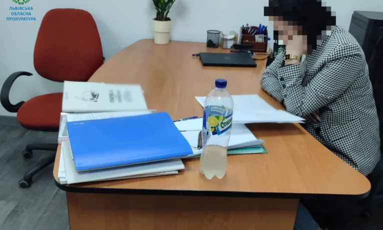 На Львівщині судитимуть посадовицю, яка за $5 500 обіцяла фіктивні меддовідки для виїзду за кордон