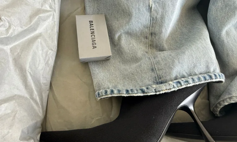 Незадекларована валюта, рідини для електронок і брендові товари: львівські митники виявили на кордоні контрабанду на понад мільйон