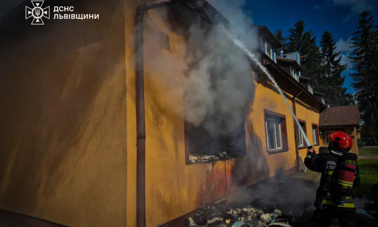 На Львівщині горів геріатричний пансіонат: 65 людей врятували (фото)