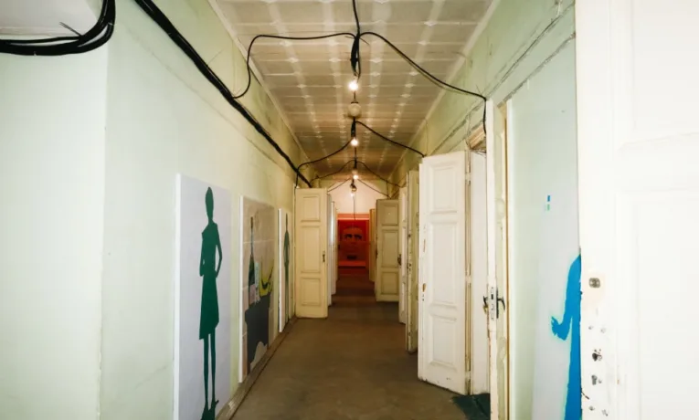 У Львові художник Олег Тістол покаже масштабні “Тіні Імперіалу” у закинутому будинку з Меркурієм