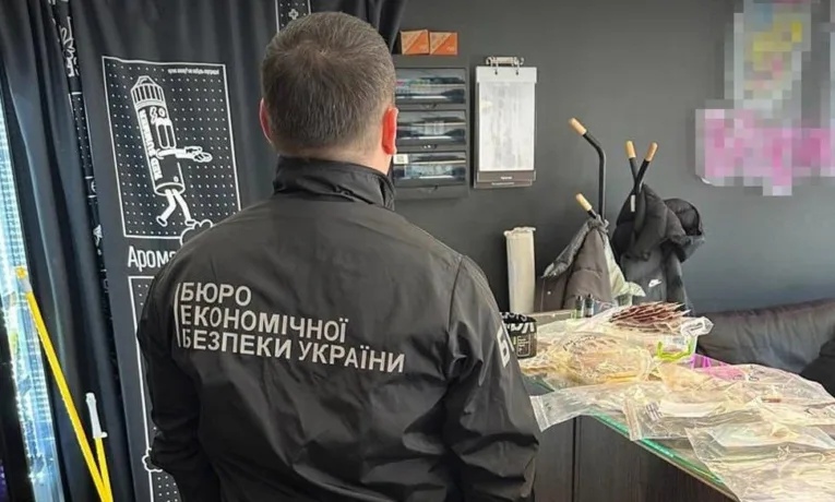Сімох львів’ян підозрюють у незаконній торгівлі електронними цигарками