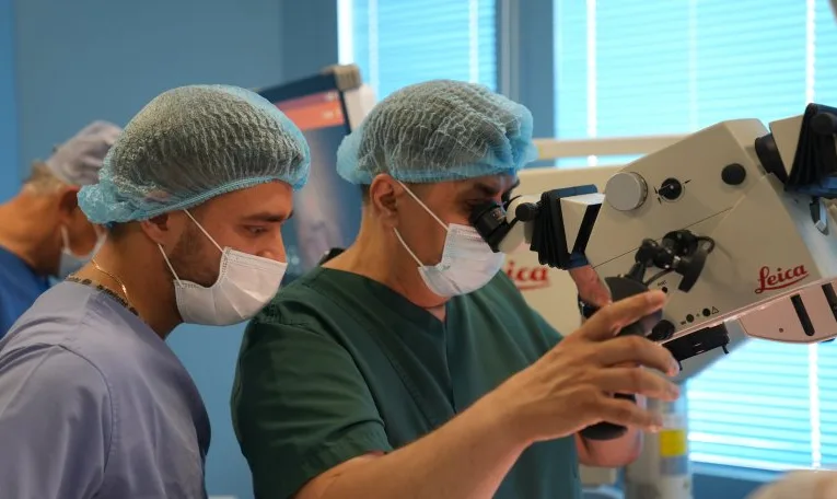 Польський хірург з львівськими фахівцями повернули слух сімом українським військовим та цивільним