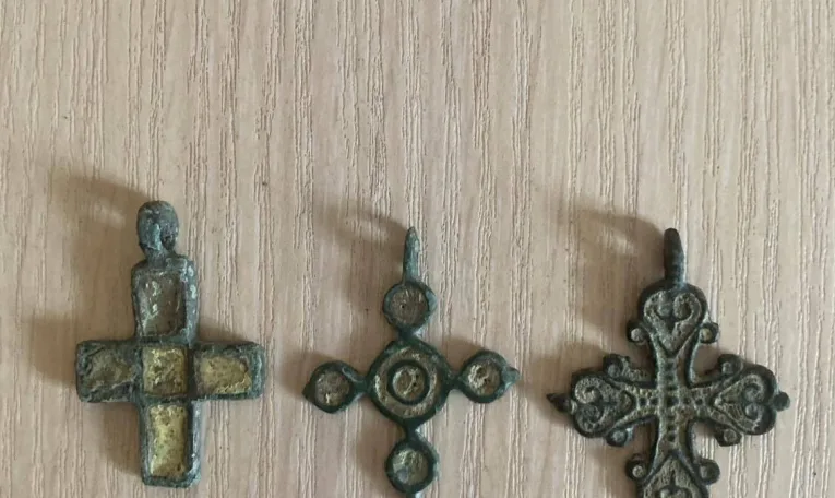 Київська митниця передала до Львівського історичного музею три натільні хрестики XI-XIII століть