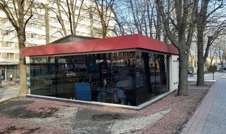 Суд зобов’язав знести незаконну скляну споруду на вул. Лазневій у Львові