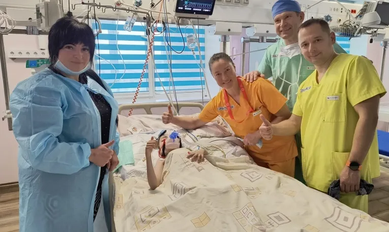 Провела під наркозом 18 годин: у Львові прооперували 12-річну дівчинку з викривленням хребта