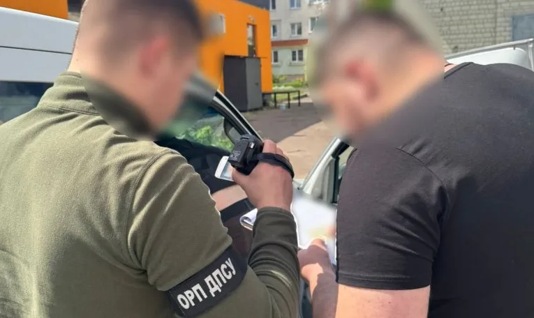 На Львівщині судитимуть 25-річного чоловіка, якого звинувачують у переправленні людей за кордон