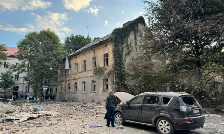 РФ атакувала Львів “шахедами” та ракетами: є жертви серед цивільних (відео)