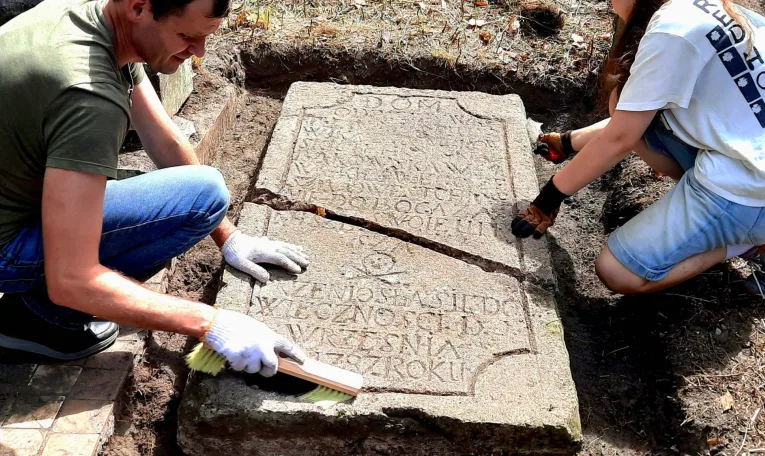 У Львові знайшли один із найдавніших надгробків на Личаківському цвинтарі