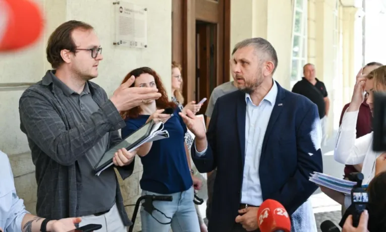 Під стінами львівської Ратуші посварилися заступник Садового та польський підрядник через будівництво сміттєпереробного заводу