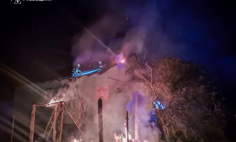 На Золочівщині палав магазин: вогонь пошкодив будівлю