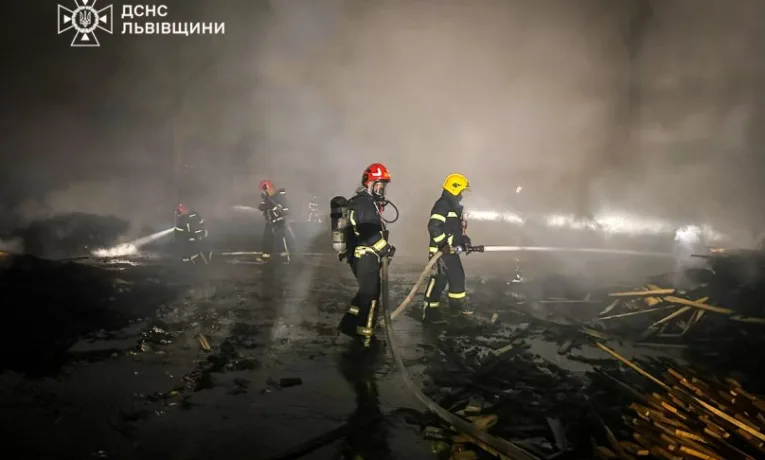 На Львівщині рятувальники п’ять годин гасили пожежу на деревообробному підприємстві