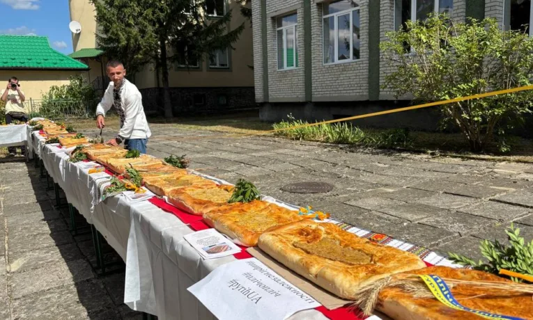Новий рекорд України:  на Львівщині спекли 97 красівських пирогів