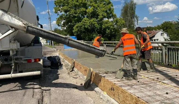 На вулиці Кульпарківській у Львові триває ремонт мосту