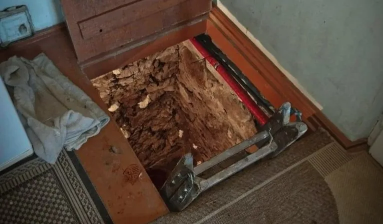 На Львівщині рятувальникам довелося витягувати чоловіка з підвалу