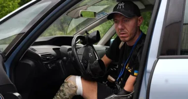 У Львові ветеран із чотирма ампутаціями після реабілітації кермує автомобілем: історія Миколи Шота
