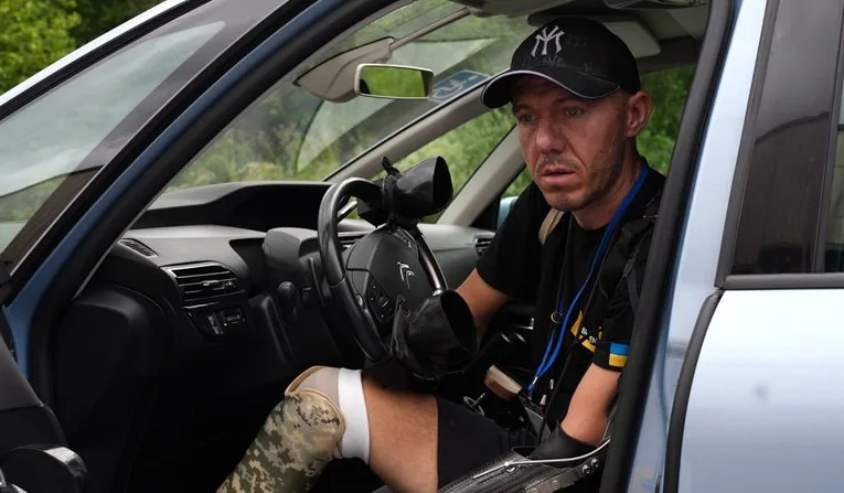 У Львові ветеран із чотирма ампутаціями після реабілітації кермує автомобілем: історія Миколи Шота