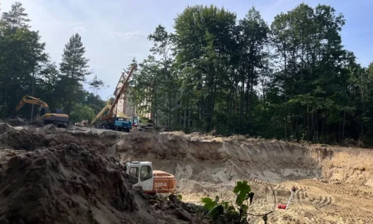 Міська рада програла суд за територію колишньої школи у Брюховичах