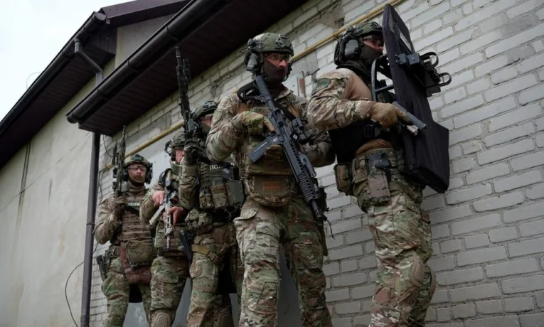 На Львівщині спецпризначенці затримали нетверезого водія, який погрожував патрульним гранатою