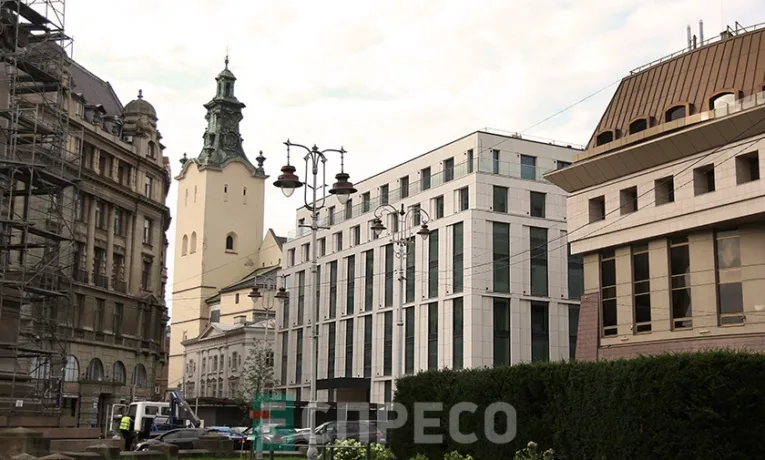 Частину центральної площі у Львові днями, напевне, віддадуть в оренду приватному готелю, через це експерти прогнозують транспортний колапс