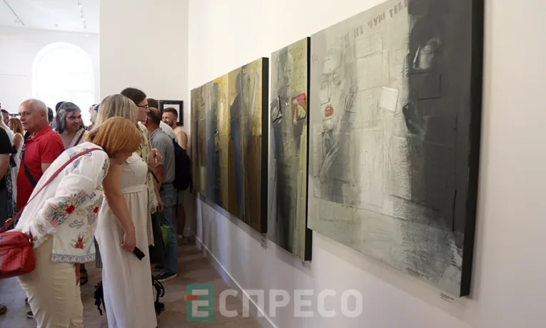 “В житі. Над прірвою”: у Львові Любомир Медвідь виставкою пропонує знайти відповіді на запитання часу