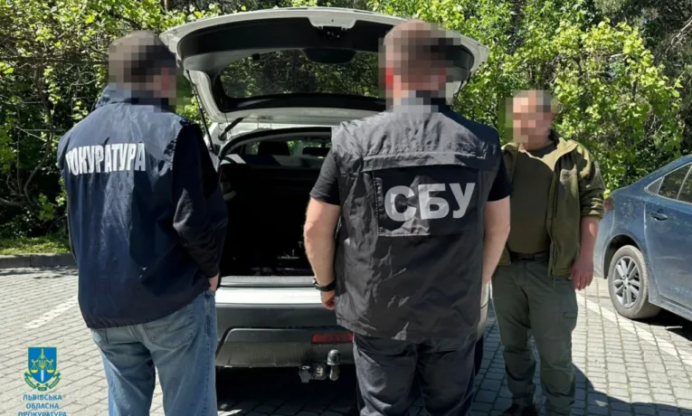 На Львівщині викрили лісничого, який за завищеними цінами продавав дрова