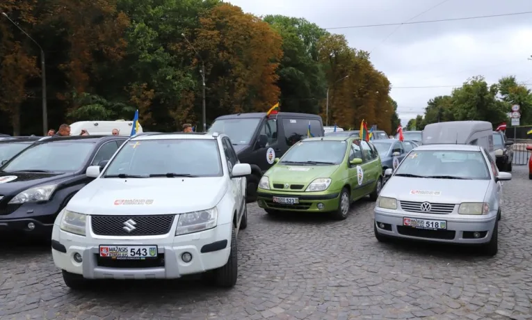 Привезли понад 80 автомобілів для ЗСУ: на Львівщину приїхали волонтери з Литви, Латвії та Естонії