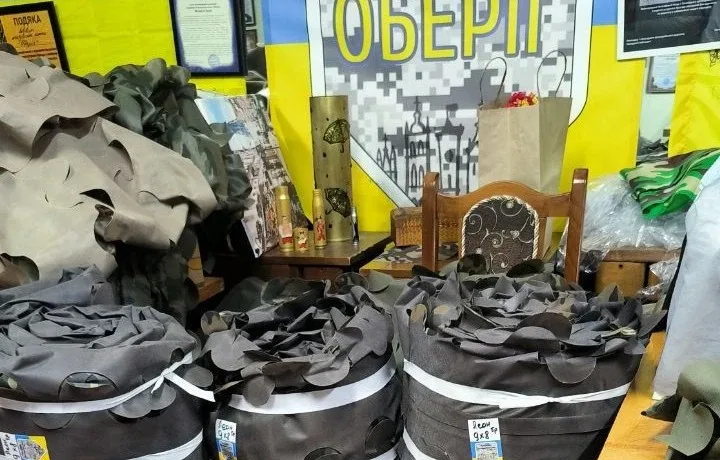 У Львівському коледжі заявили, що волонтери, які плетуть маскувальні сітки у їхньому гуртожитку, є “потенційною загрозою здоров’ю проживаючих”