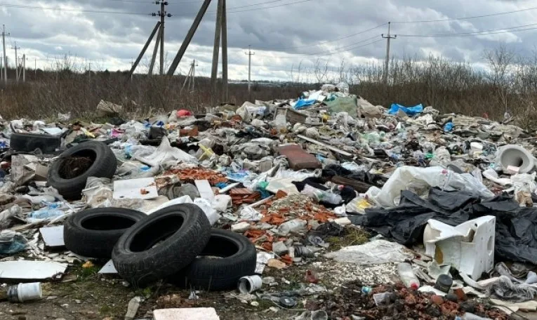 Біля Львова організували незаконну сортувальну станцію ТПВ на місці під сонячну електростанцію