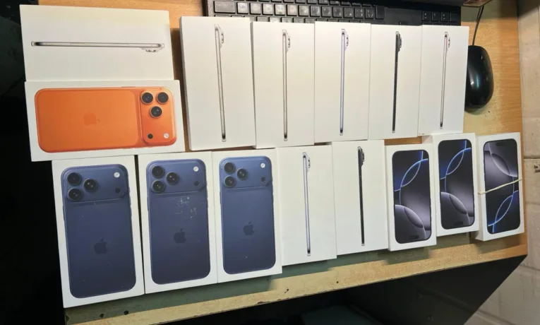 Брендові речі та айфони останньої моделі: Львівські митники знову викрили контрабанду на 2 млн гривень