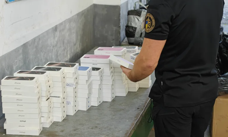 Тайник на шість мільйонів: 148 Apple iPhone замість «особистих речей»  виявили львівські митники у Шегинях