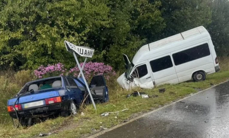 На Львівщині зіткнулися мікроавтобус та автомобіль: загинув 67-річний чоловік
